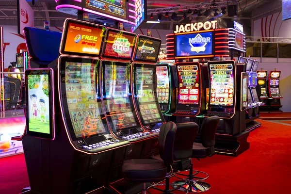 epicwin138 mobile app interface showing live-dealer tables and sports markets